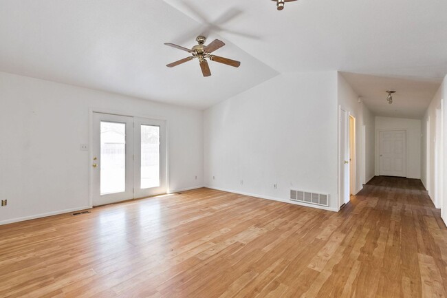 Building Photo - 833 Ponderosa Dr