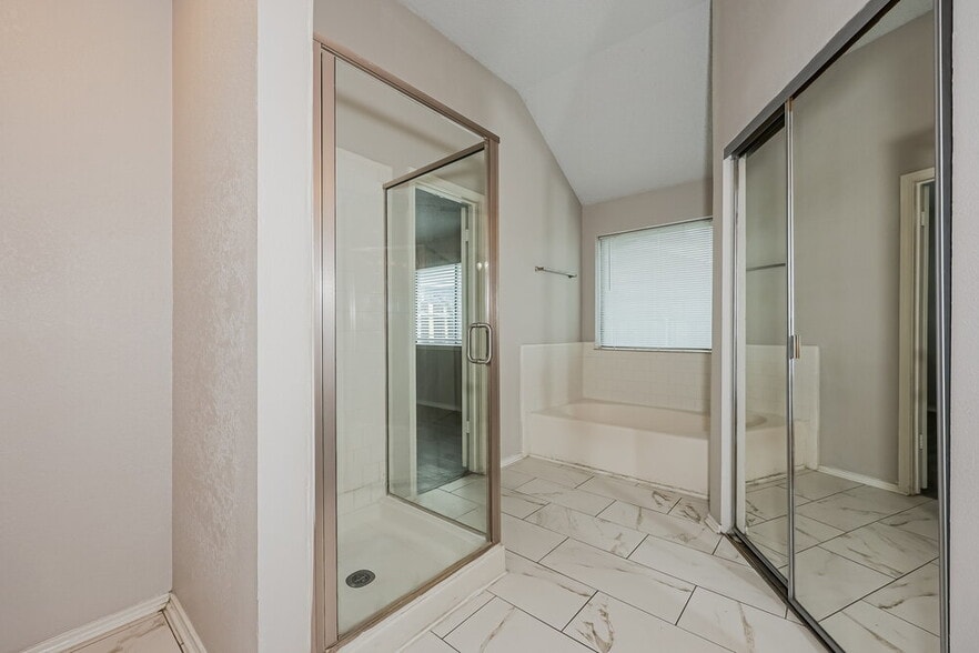 Building Photo - 2221 Collier Ct