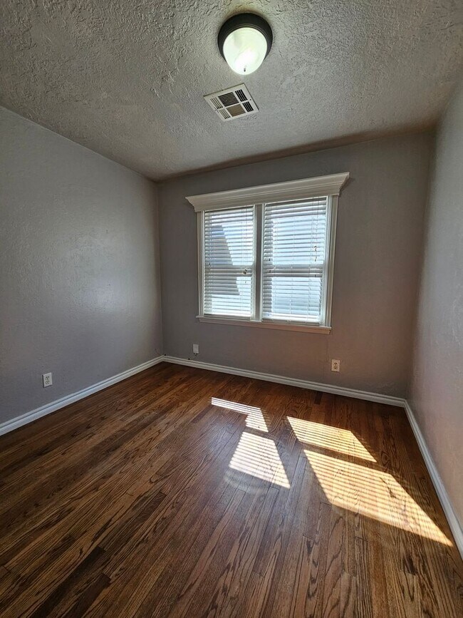 Building Photo - (3) Bed/(1) Bath in Core Norman Avail NOW! Pet Negotiable!