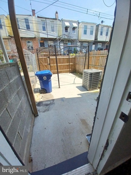 Building Photo - 711 N Streeper St