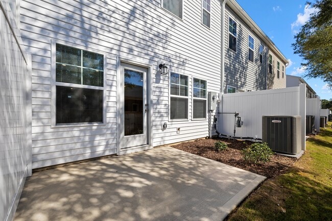 Building Photo - 130 Paramount Dr