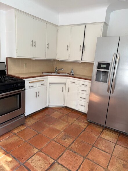 Building Photo - 585 S Camino Real