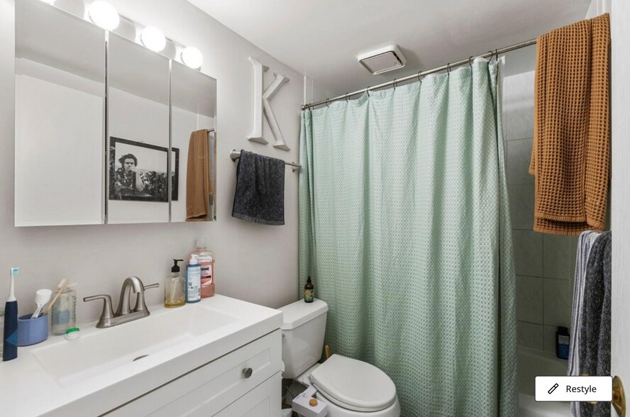 Building Photo - 3249 N Seminary, Unit G, Chicago, IL 60657