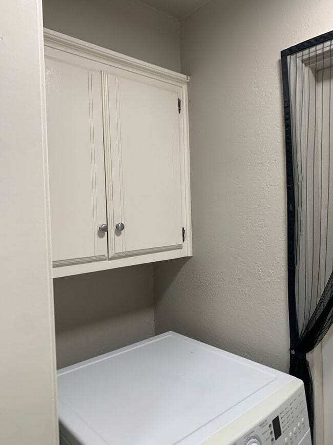 Building Photo - 517 Post Oak Ln