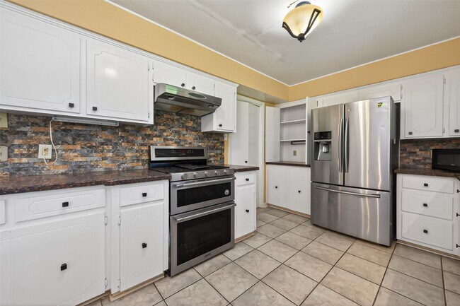 Building Photo - 1701 Mistletoe Ln