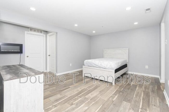 Building Photo - 1841 Graymount Way