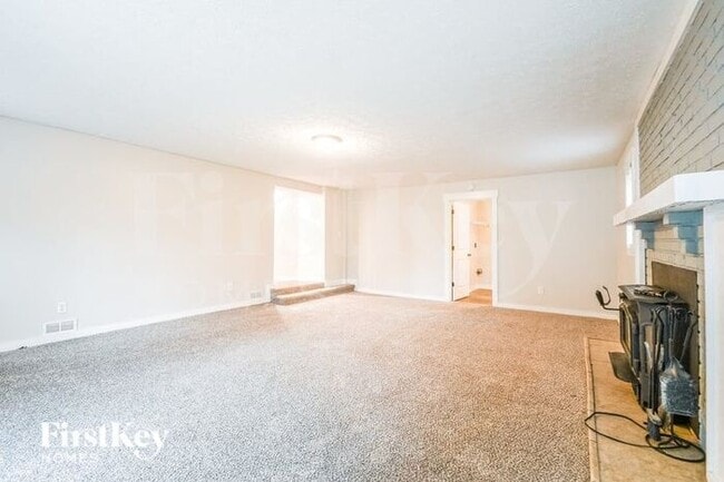 Building Photo - 648 Sycamore St