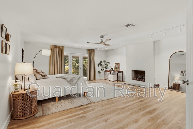 Building Photo - 3007 La Mesa Dr