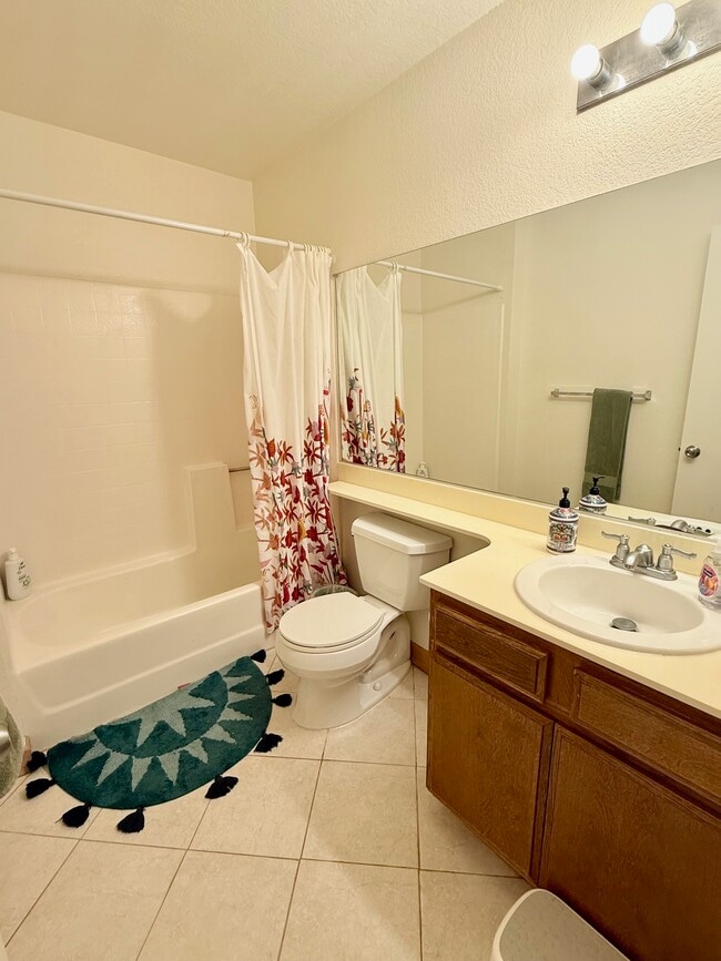 Building Photo - 13940 Barrymore St