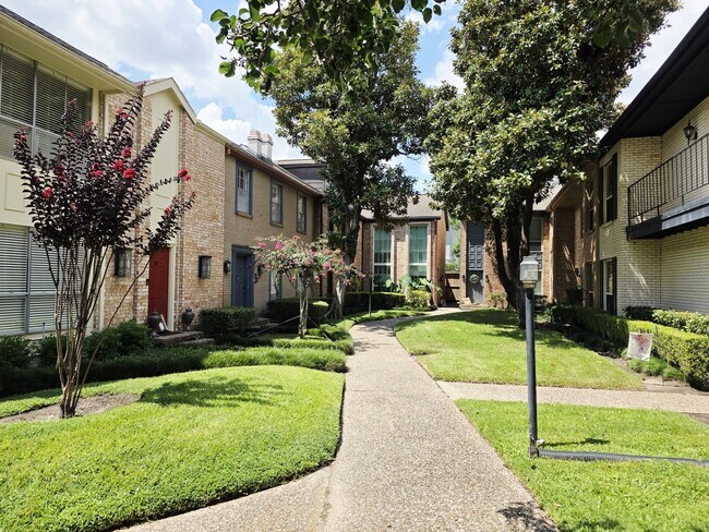 Building Photo - 2323 Augusta Dr