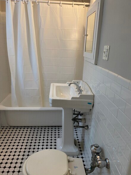 Building Photo - 11 Gray St