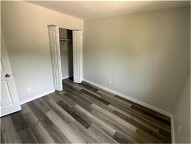 Building Photo - 468 Thomas Ave W