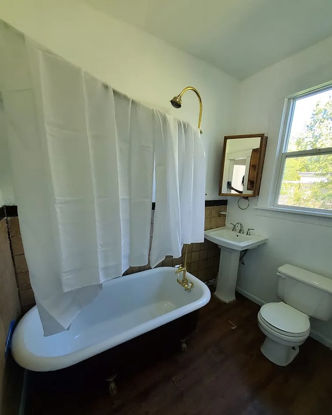 Building Photo - Spacious 2 story home near OTC