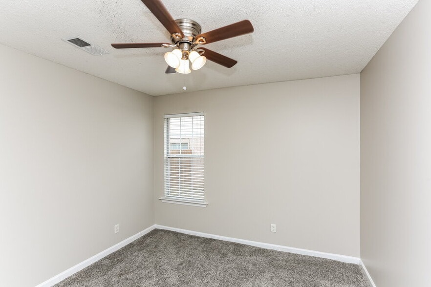 Building Photo - 1142 Red Fern Cir W