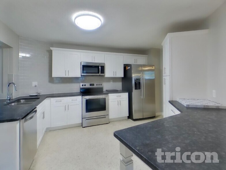 Building Photo - 546 W Palmeden Dr