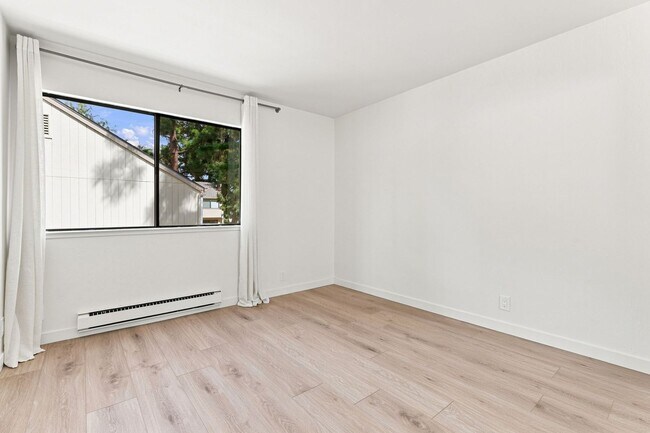 Building Photo - 3001 Kaiser Dr
