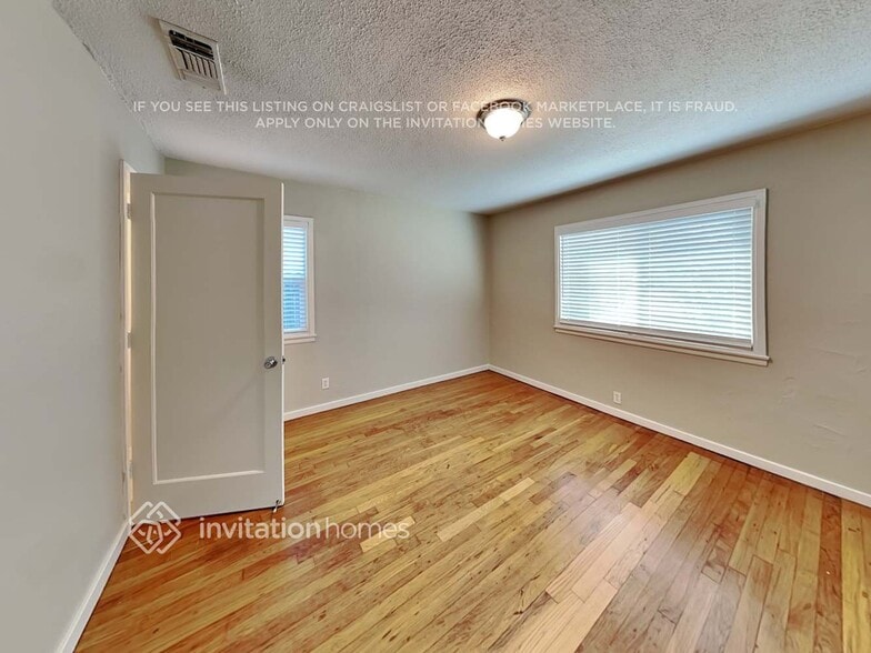 Building Photo - 2305 Carlsbad Ave