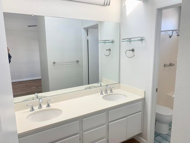 Building Photo - Lovely Carlsbad Home in the Gated Community of Harbor Point