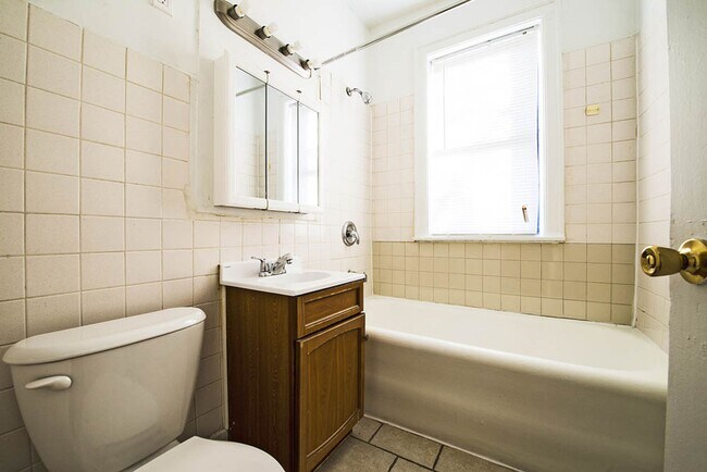 Building Photo - 1717 W 77th