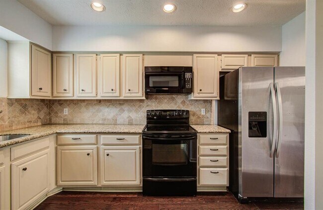Building Photo - 926 Memorial Village Dr