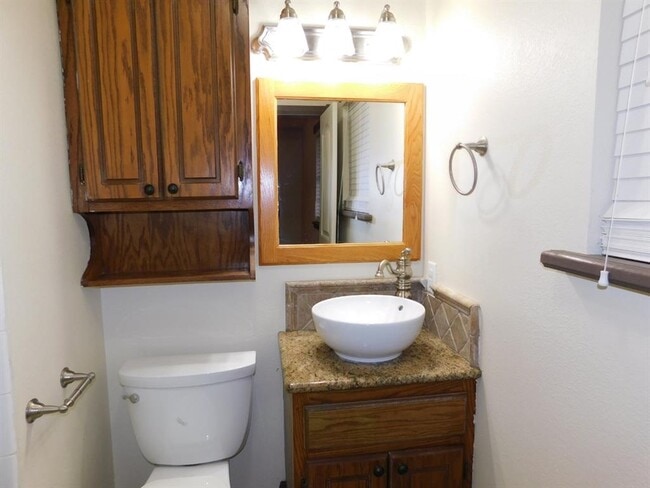 Building Photo - 4813 Woodview Dr