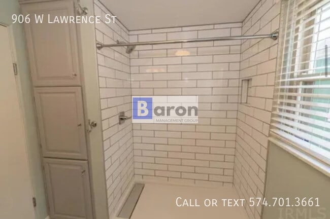 Building Photo - 906 W Lawrence St