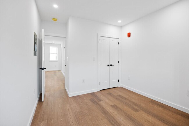 Building Photo - 723 West Ave