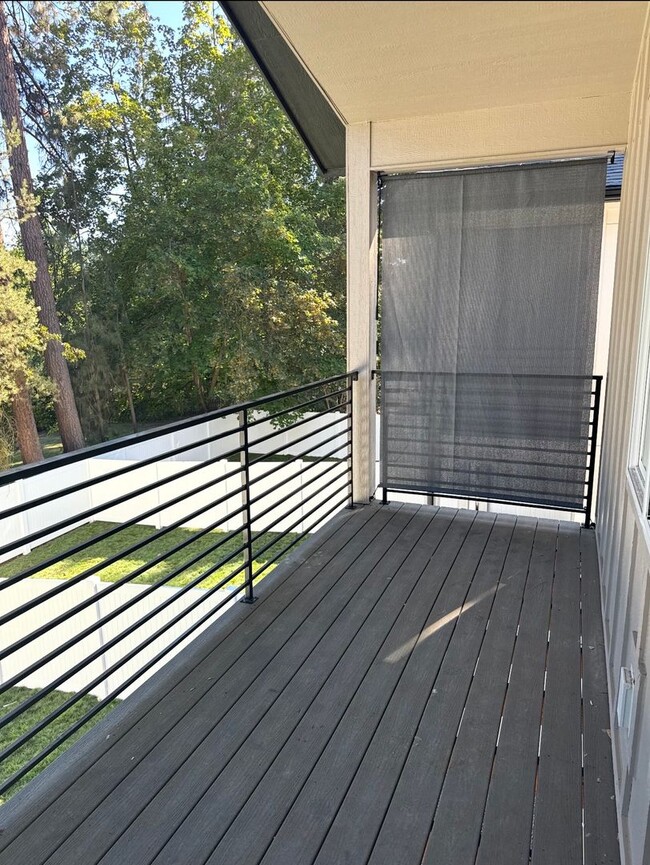 Building Photo - CDA Duplex with a 1200 sq ft Garage!