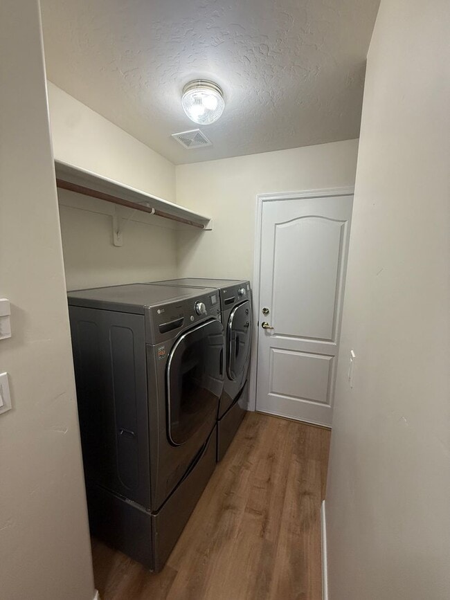 Building Photo - 3 Bedroom 2 Bathroom Home