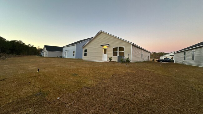 Building Photo - Brand-new Built