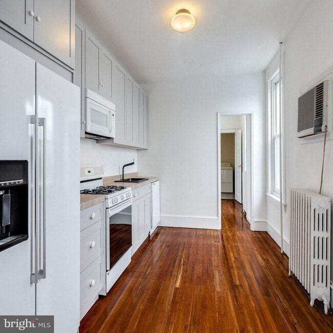 Building Photo - 243 Krams Ave