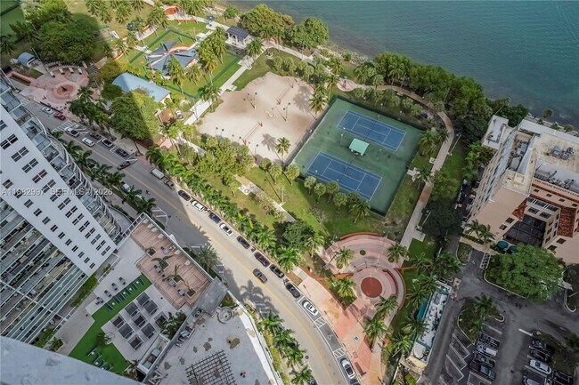 Building Photo - 1750 N Bayshore Dr