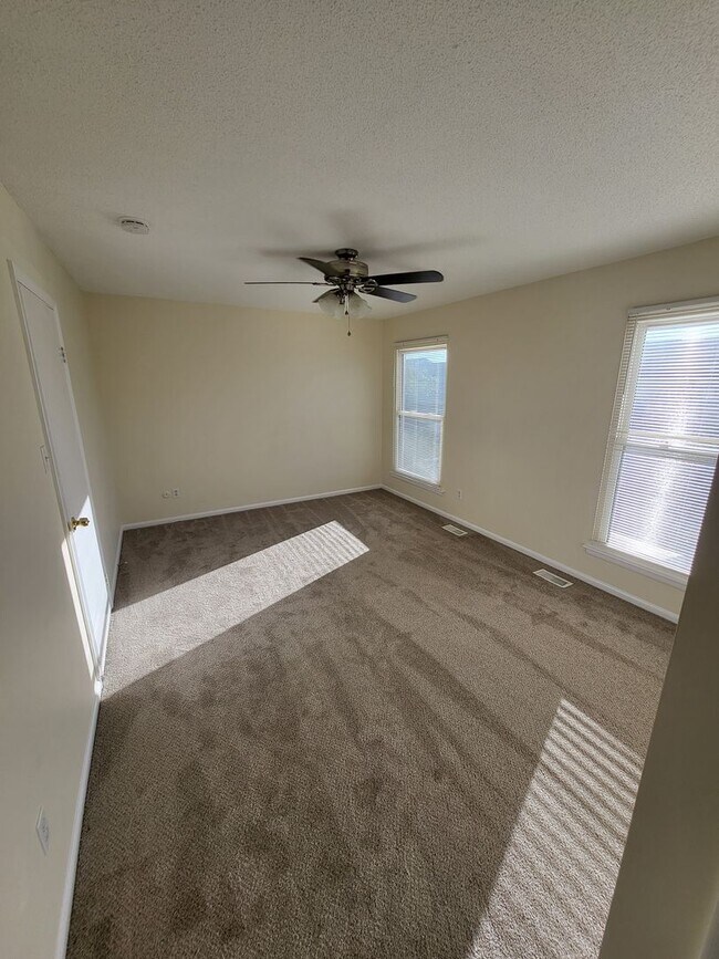 Building Photo - WINDSOR OAKS WEST
