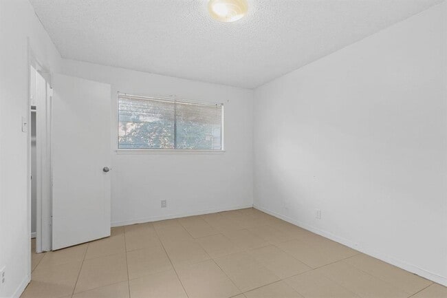 Building Photo - 1907 Fairlawn Ln