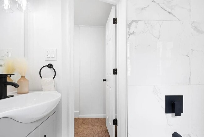 Building Photo - 310 S Claymont St