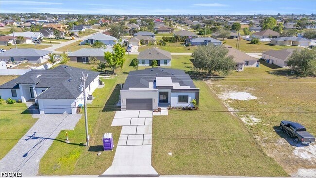 Building Photo - 1021 Chiquita Blvd N
