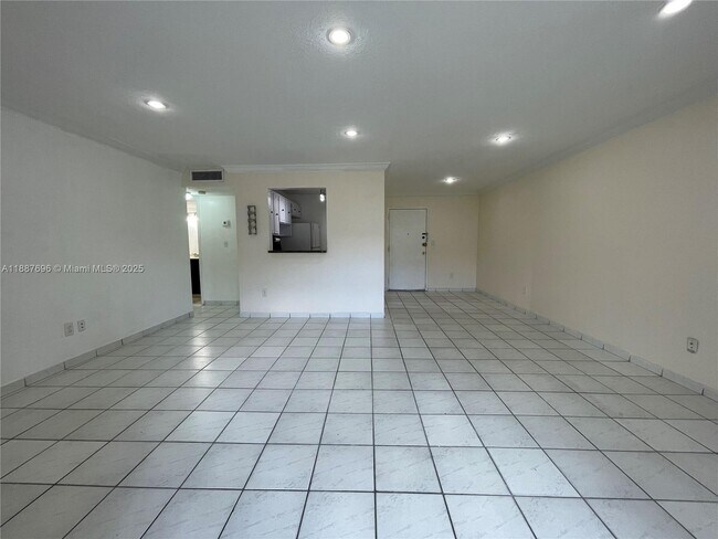 Building Photo - 10361 N Kendall Dr
