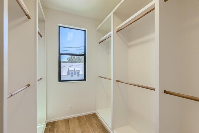 Building Photo - 707 Cardinal Ln