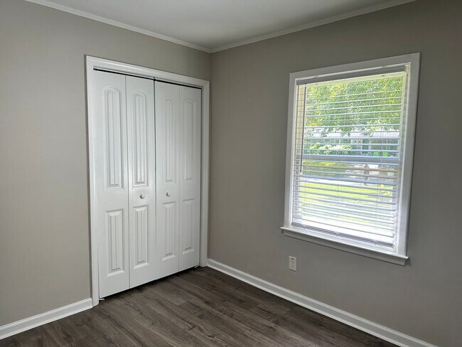 Building Photo - Charming 3 Bed 1 Bath minutes from Downtow...