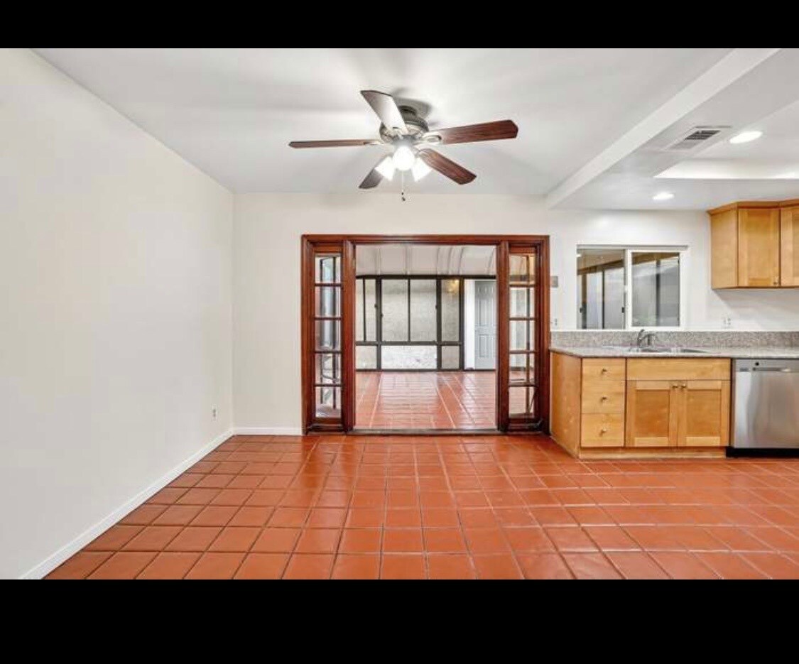 Building Photo - 15210 Shadybend Dr