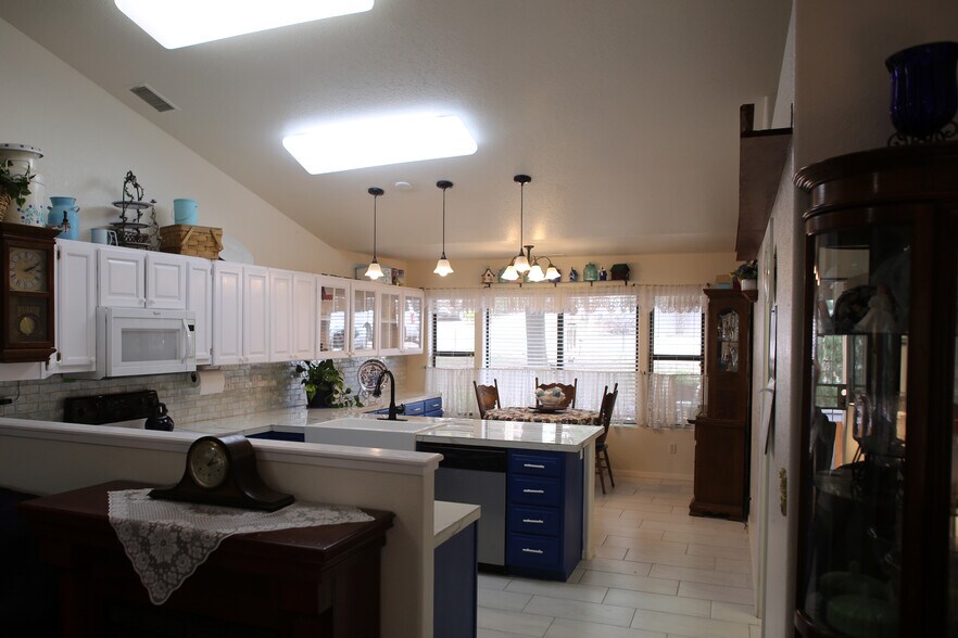 Kitchen Dining - 502 E Saguaro Cir