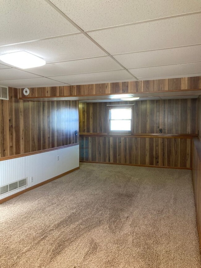 Building Photo - 3 Bedroom 2 Bath House in Bettendorf!