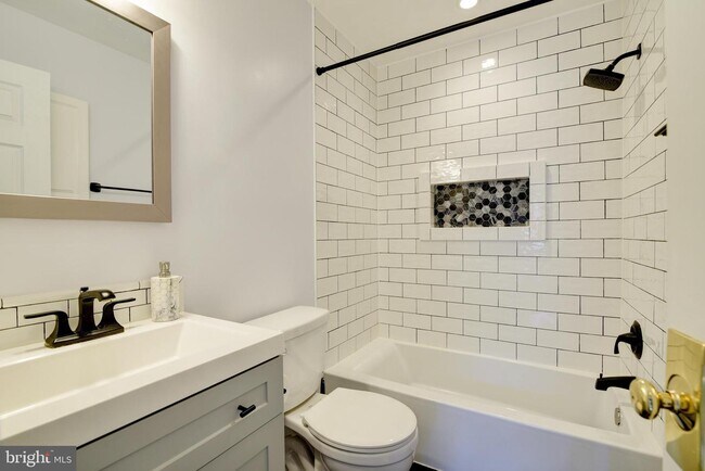 Building Photo - 618 Worchester St