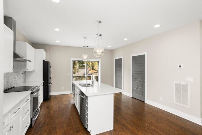 Building Photo - 942 Riverside Dr