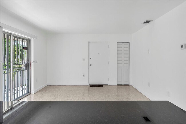 Building Photo - 559 SW 10th St