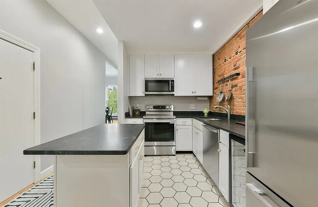 Building Photo - Elegant & Spacious Unit for Rent