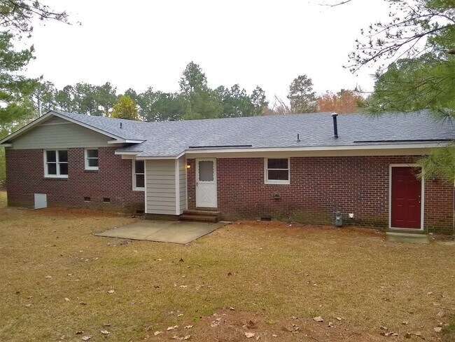 Building Photo - UPDATED & SPACIOUS 3 Bedroom 2 Bathroom home close to SHOPPING & FT BRAGG!!