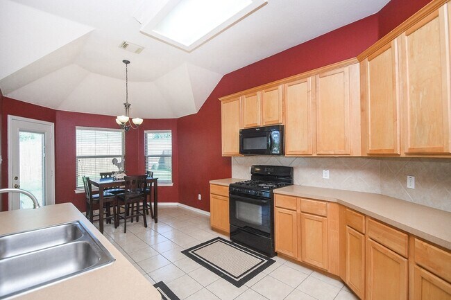 Building Photo - 5823 Knollwood Tr