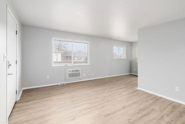 Building Photo - 611 Riverview Dr