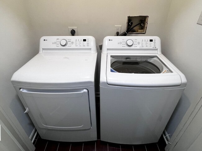 Building Photo - Available mid February - Fully Renovated 3B/2.5B Townhome in West Chester!